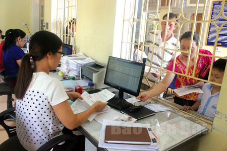 Cán bộ giám định của BHXH huyện Yên Bình kiểm tra thủ tục hành chính trước khi người bệnh lĩnh thuốc hoặc ra viện tại Trung tâm Y tế huyện Yên Bình.